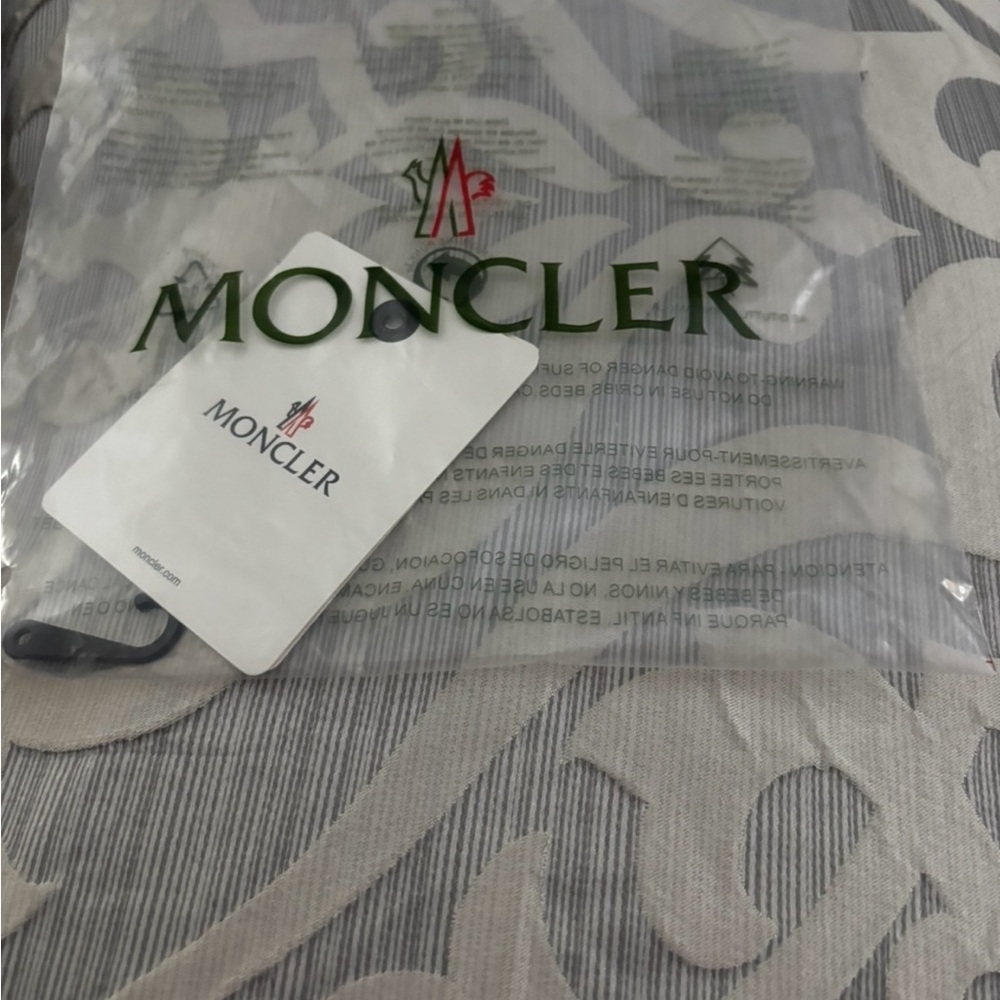 Moncler Men’s  Black and White Logo Beanie - Picture 4 of 5